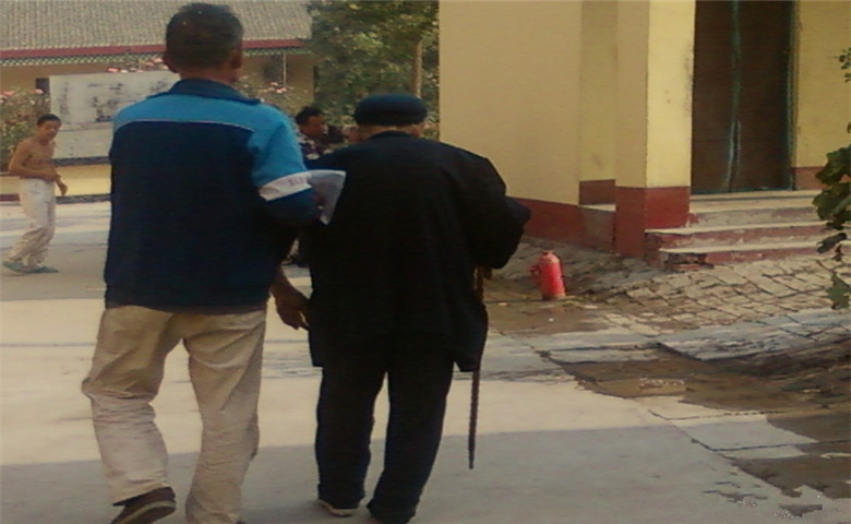 农村小伙捡到一个傻子,傻子捡了一个爹