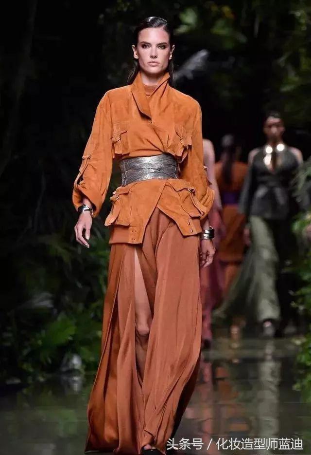 肤色暗黄穿什么颜色上衣显肤色白,肤色黑穿什么颜色上衣