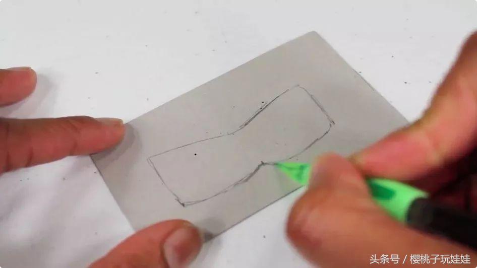 迷你手工自己动手给芭比做,手工制作芭比娃娃的头饰教程