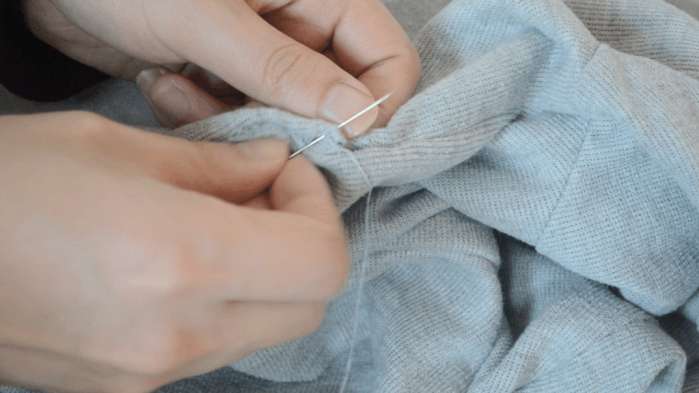 衣服开线怎么补无痕慢动作,衣服开线了的缝补针法慢动作