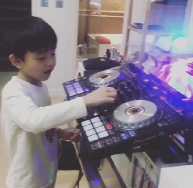 张柏芝带儿子玩滑板车,张柏芝玩滑板车上节目