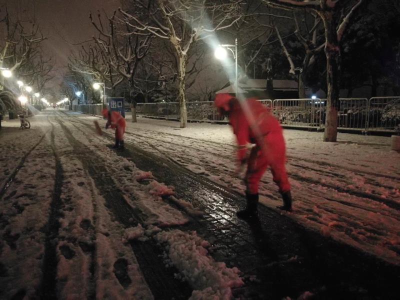 致敬城市美容师浴雪奋战,浴雪奋战致敬最可爱的人