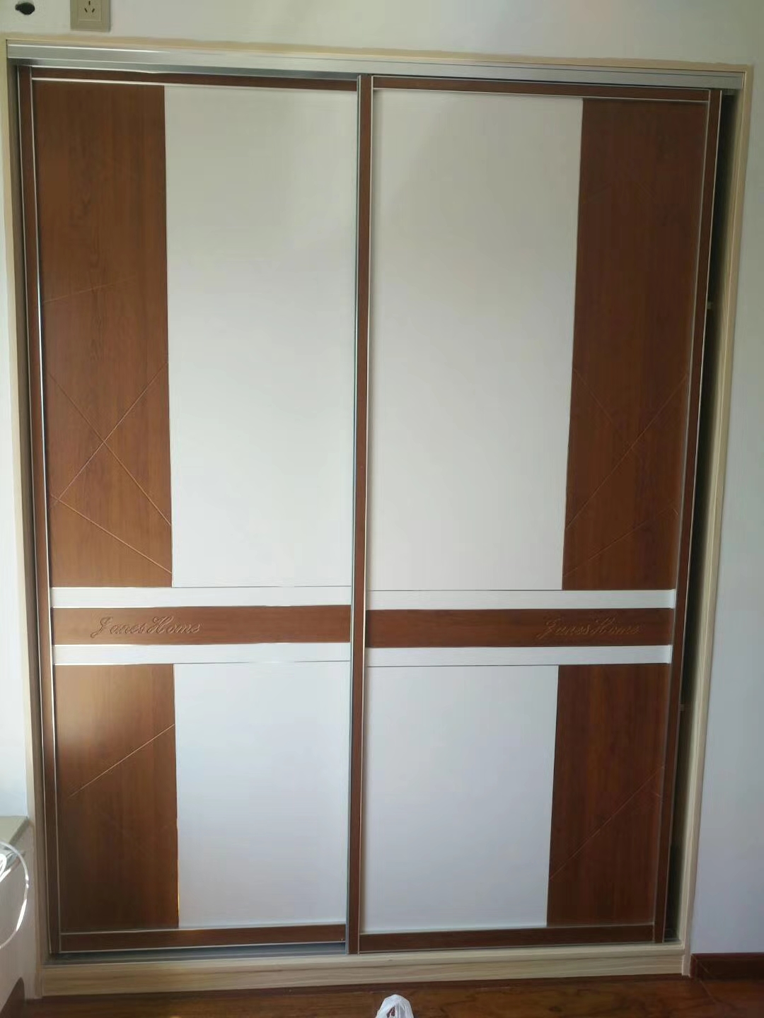 卧室衣柜推拉门和平开门谁更实惠,衣柜推拉门用什么材质好用又实惠