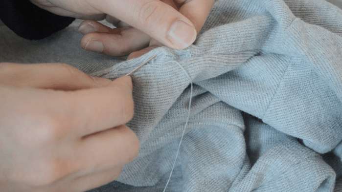 衣服开线怎么补无痕慢动作,衣服开线了的缝补针法慢动作