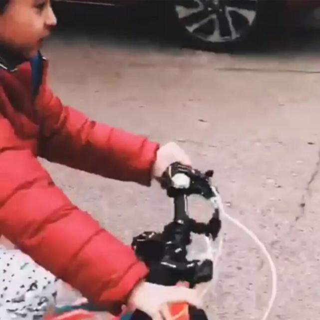 张柏芝带儿子玩滑板车,张柏芝玩滑板车上节目