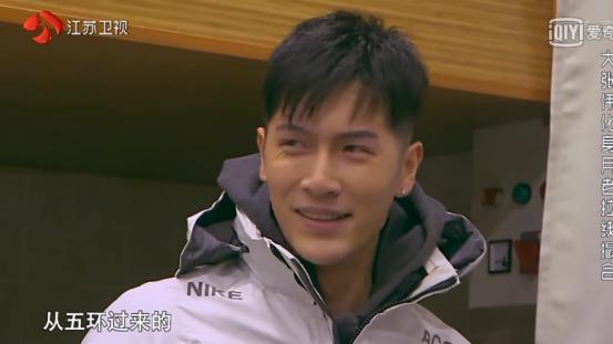 《三个院子》女素人犯花痴，不顾朋友受伤还在与男性聊天！