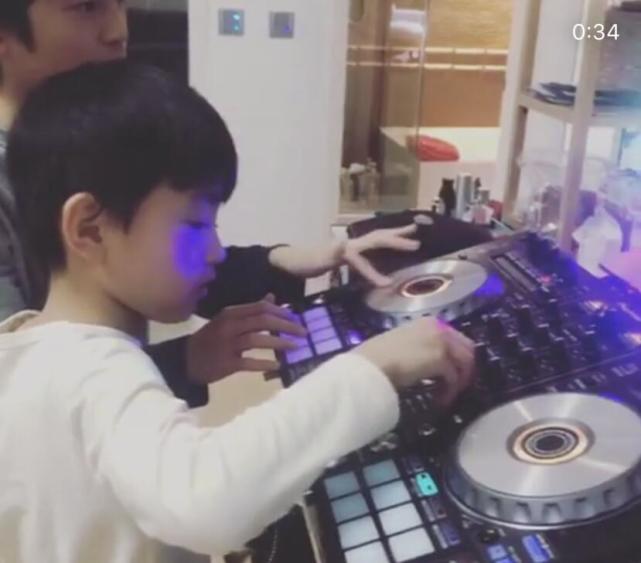 张柏芝带儿子玩滑板车,张柏芝玩滑板车上节目