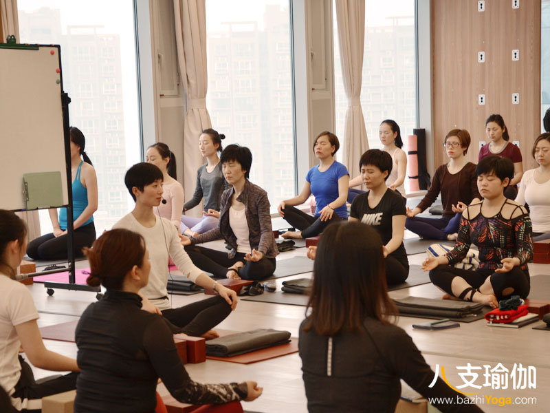 瑜伽培训师证书哪家能考,瑜伽教练证有几种有什么区别