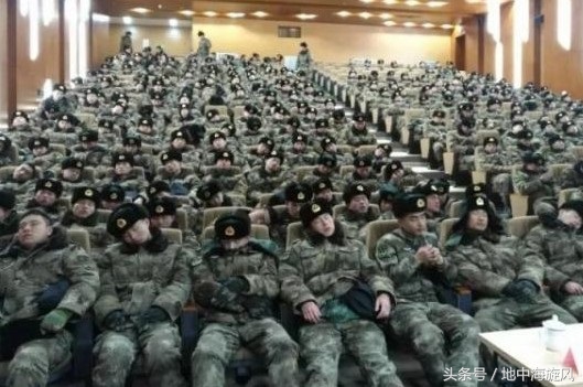 子弟兵心疼瞬间,子弟兵心疼照刷屏