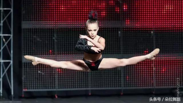 想代言耐克紧身裤，要够酷、还要会跳舞！不信你看她