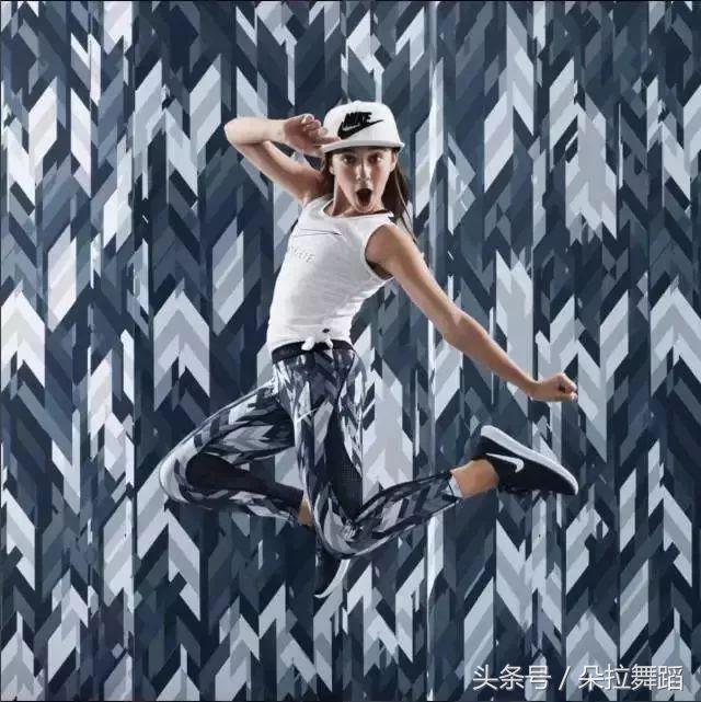想代言耐克紧身裤，要够酷、还要会跳舞！不信你看她