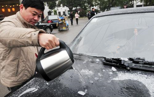 下雪后车上积雪如何快速处理,雪后如何清理车上积雪