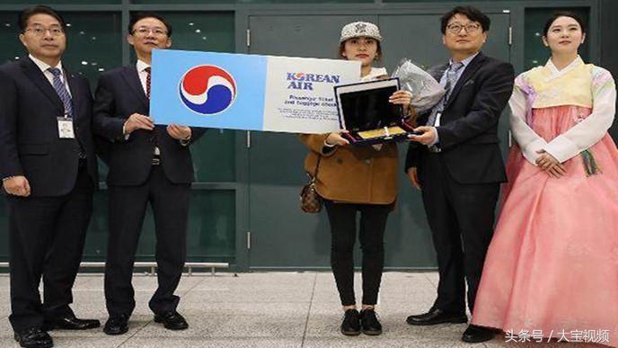 看看这些在韩国商场打地铺排队的中国人!还说韩国经济完蛋了吗?