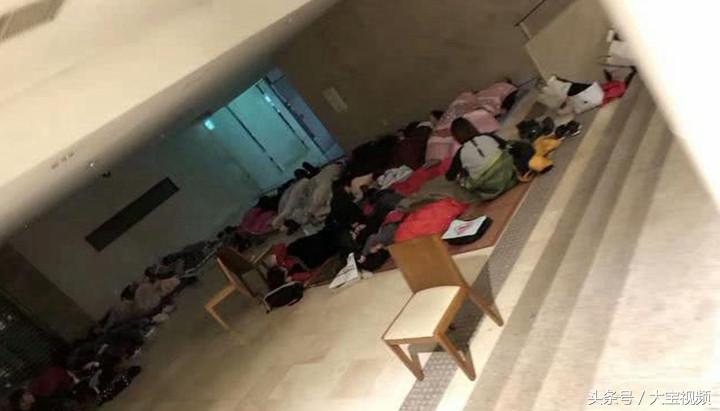 看看这些在韩国商场打地铺排队的中国人!还说韩国经济完蛋了吗?