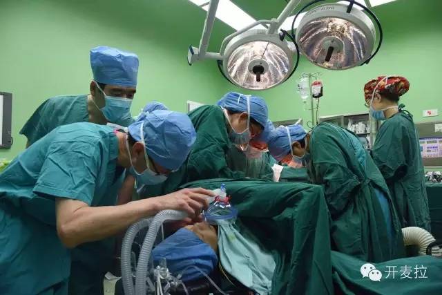 妇产科医生：当我伸手进宫腔，孩子很懂事地握了一下我的手