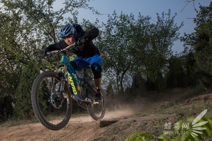 神牛ad600bm外拍灯的同步速度,神牛ad600外拍灯引闪器设置