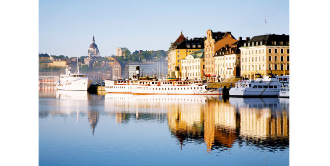 妈妈牵着女儿的手图片 (世界那么大妈妈陪你探索世界)