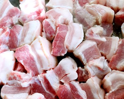 咸鱼蒸五花肉怎么做,腊鱼块烧五花肉