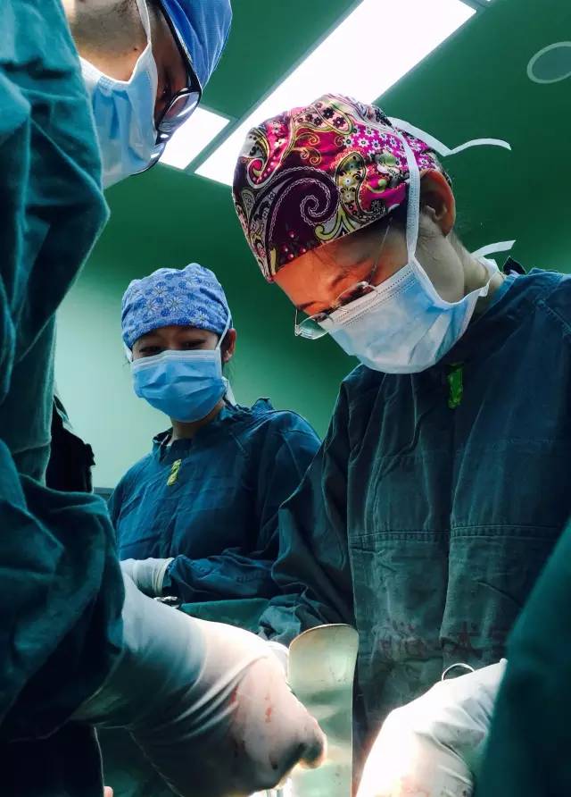 妇产科医生：当我伸手进宫腔，孩子很懂事地握了一下我的手