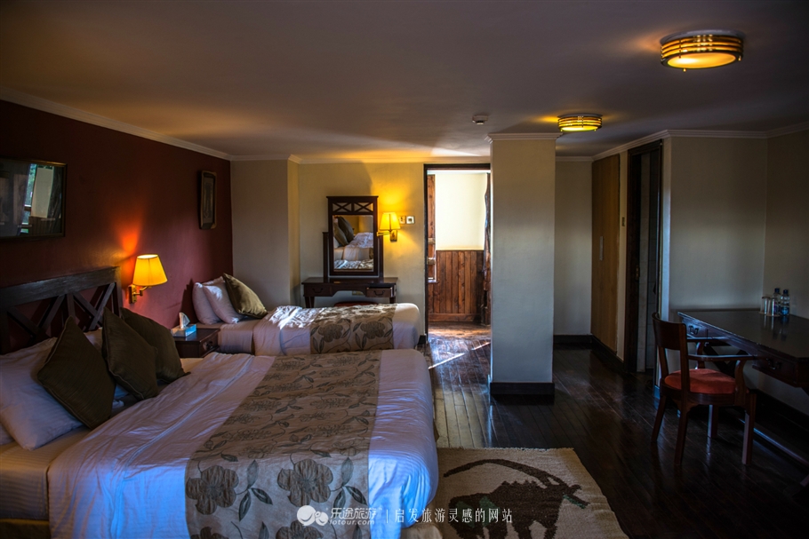 肯尼亚树顶酒店我住在了女王隔壁