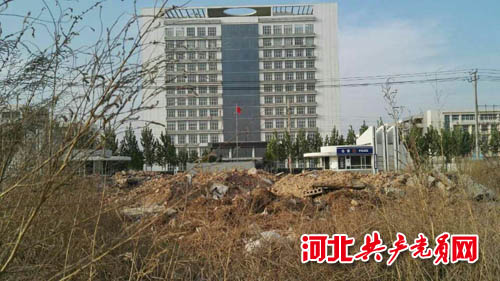 垃圾围困“象牙塔”衡水卫生学校门前缘何不卫生