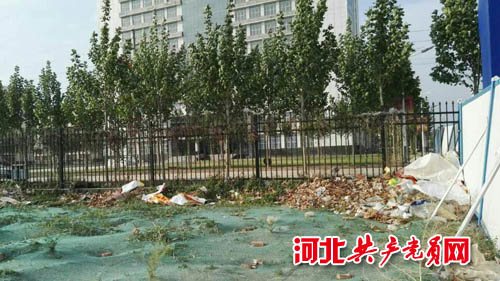 垃圾围困“象牙塔”衡水卫生学校门前缘何不卫生