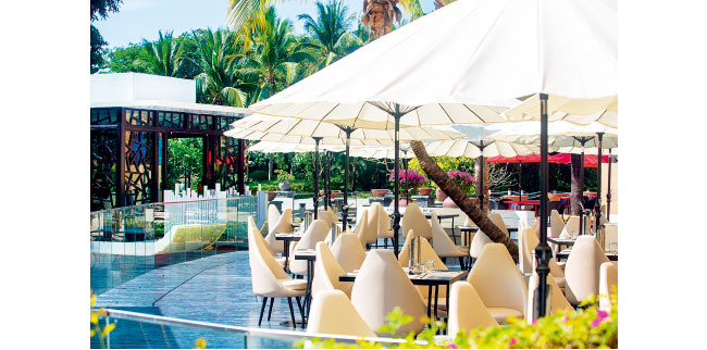 妈妈牵着女儿的手图片 (世界那么大妈妈陪你探索世界)