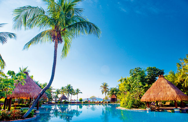 妈妈牵着女儿的手图片 (世界那么大妈妈陪你探索世界)