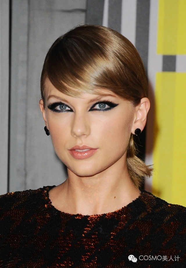 一支唇釉搞定全脸淡妆,一支唇釉加粉底液搞定全妆