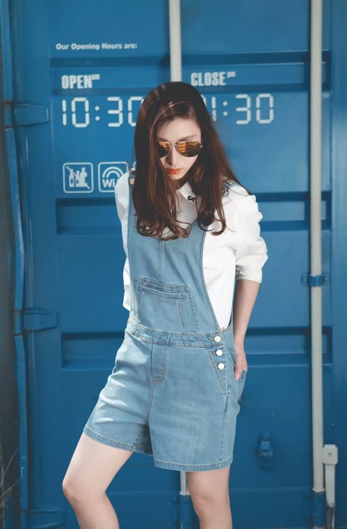 高圆圆和杨幂同穿绿色的裙子,杨幂高圆圆穿毛衣