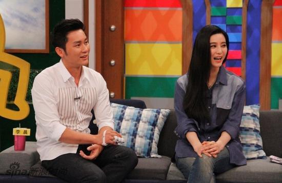 高圆圆和杨幂同穿绿色的裙子,杨幂高圆圆穿毛衣