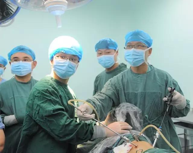 这个高配置的专家团队最喜欢用“孔中窥术”治病救人