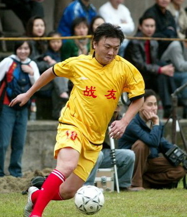 足球江湖最后的大佬，为小弟出头被刀砍，42岁单挑范大将军