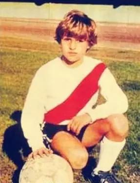 足坛巨星照片,足坛帅哥年轻的容颜