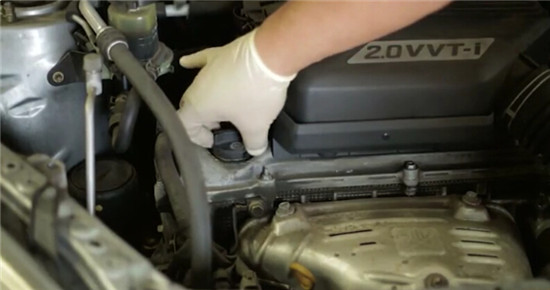 机油怎么看该换了还是该加了,汽车加机油的四大误区