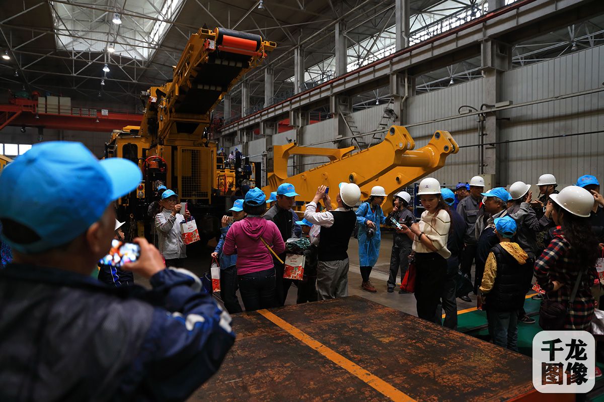 市民走进二七机车公司感受高铁时代工人力量