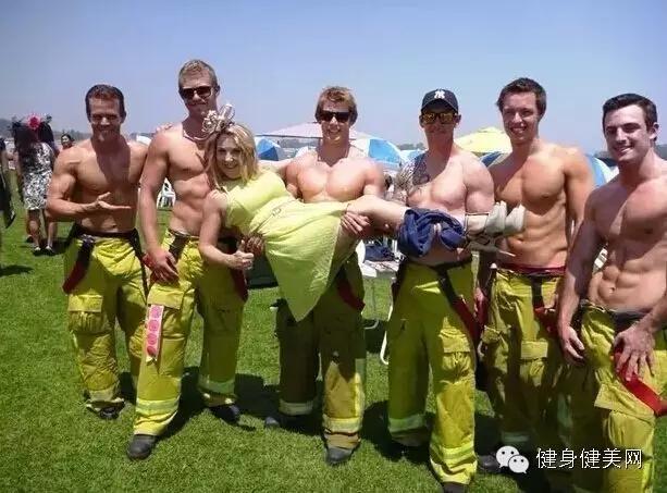 秀了身材，做了公益，还惹火了一大帮妹子...