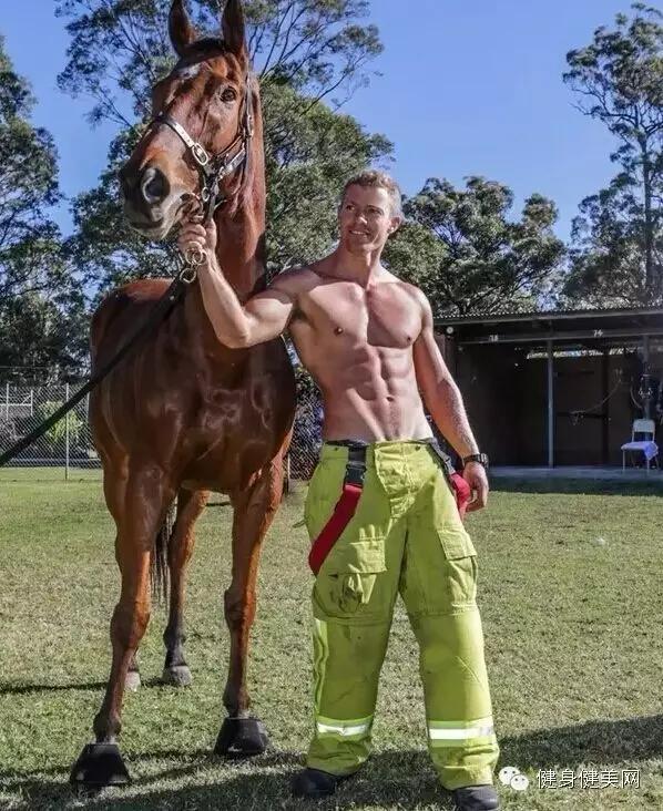 秀了身材，做了公益，还惹火了一大帮妹子...