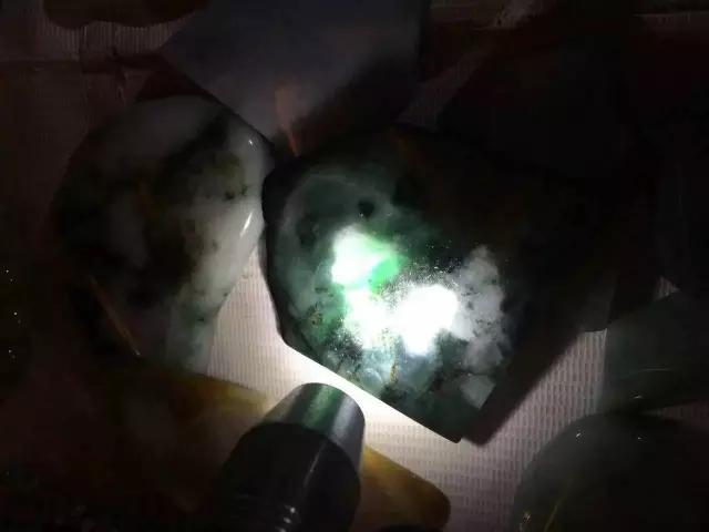 下雨的星光夜市视频大全,雨天的夜市