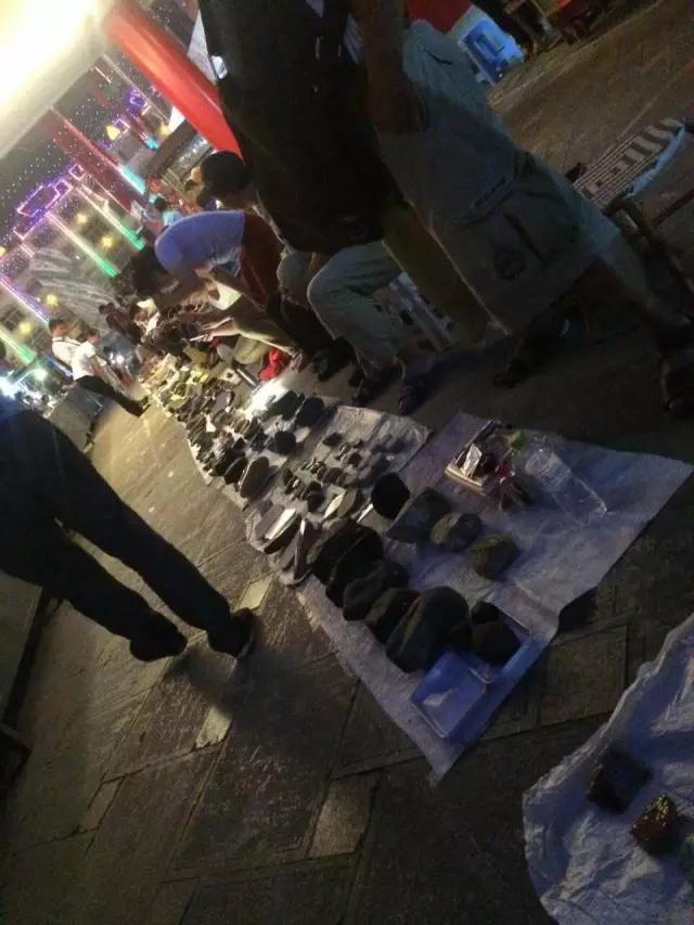 下雨的星光夜市视频大全,雨天的夜市