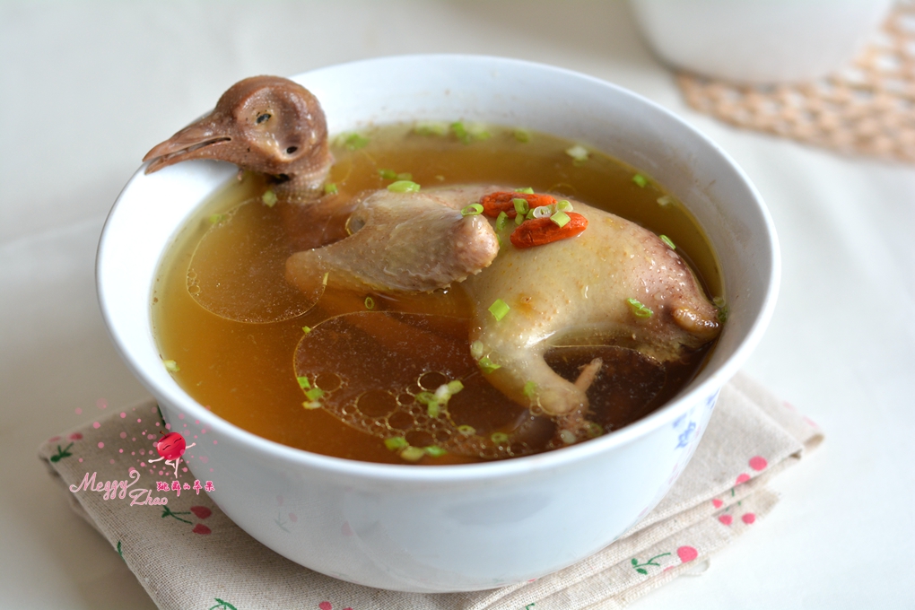 今天我狠狠心买了一只鸽子，终于知道为什么鸽子汤这么受欢迎了！