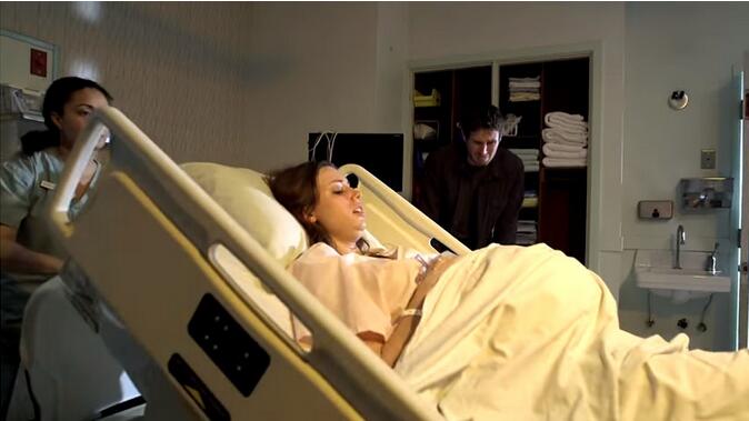 孕妈妈被毒蛇咬，难撑到医院，没想到医生告诉她的选择竟然这么难