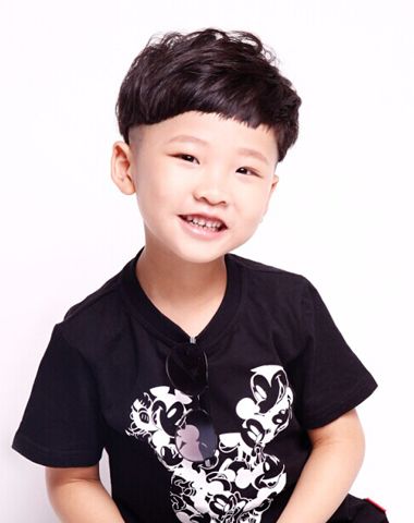 小男孩蘑菇头超帅发型,10至15岁男孩最酷发型不烫锅盖