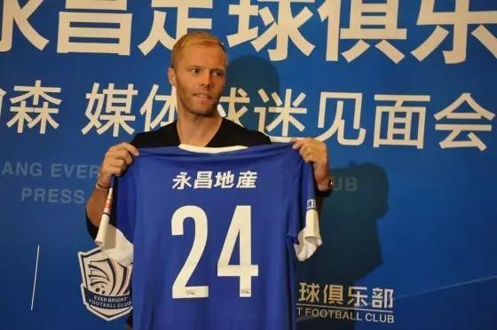 他出生时父亲年仅17岁，17年后国家队比赛中替补出场换下父亲