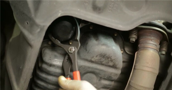 机油怎么看该换了还是该加了,汽车加机油的四大误区