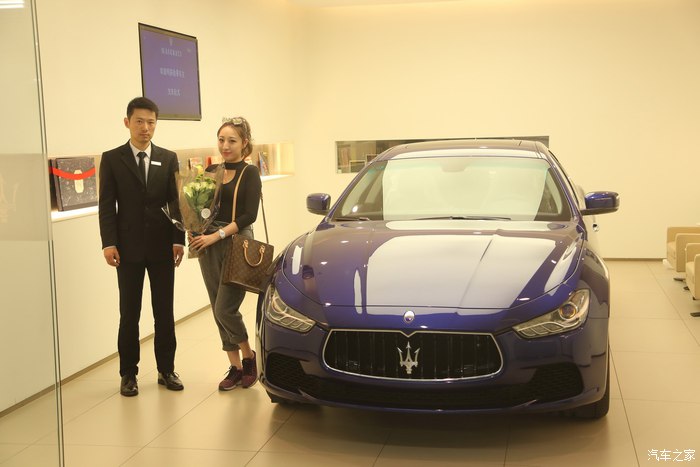 美女开玛莎拉蒂高速实拍原声视频,女车主提车