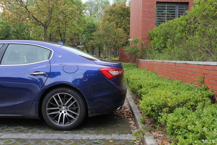 美女开玛莎拉蒂高速实拍原声视频,女车主提车