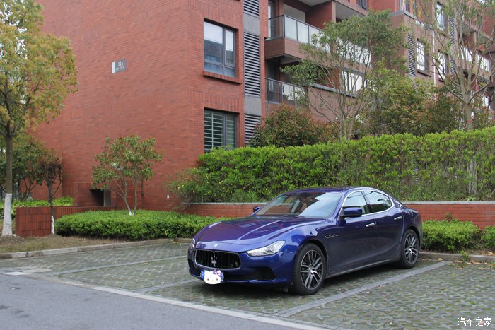 美女开玛莎拉蒂高速实拍原声视频,女车主提车