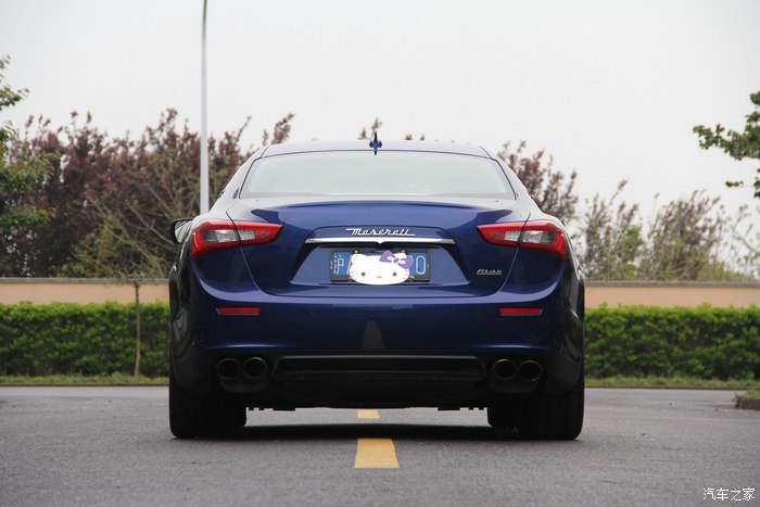 美女开玛莎拉蒂高速实拍原声视频,女车主提车