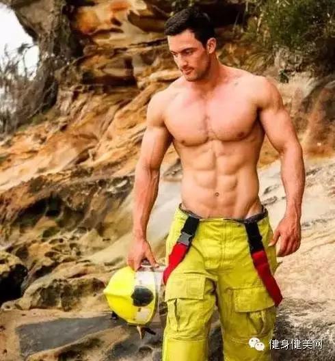 秀了身材，做了公益，还惹火了一大帮妹子...